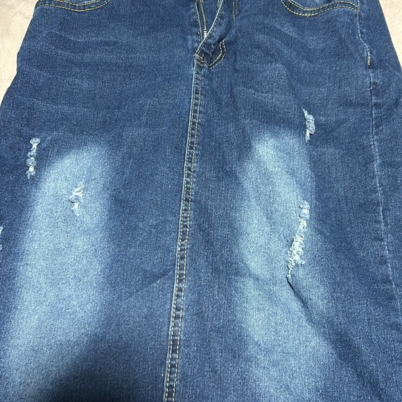 Blue Jean pencil skirt with fray bottom and on the front with a faded look - Picture 3 of 5